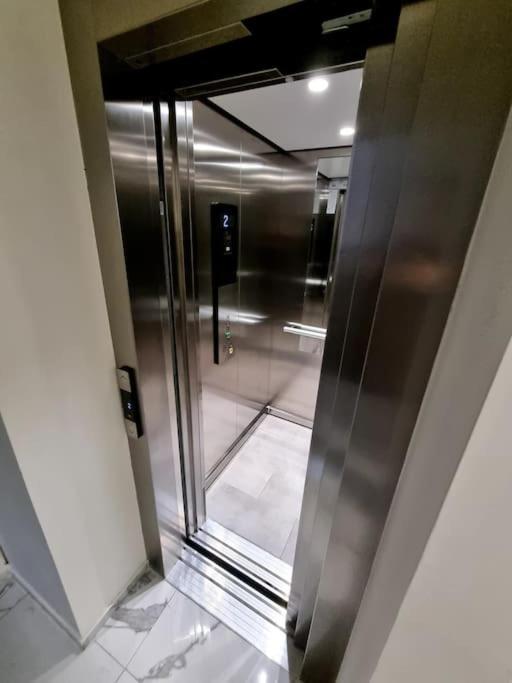 Apartament Cwa 1 Aeroport Otopeni Exteriör bild